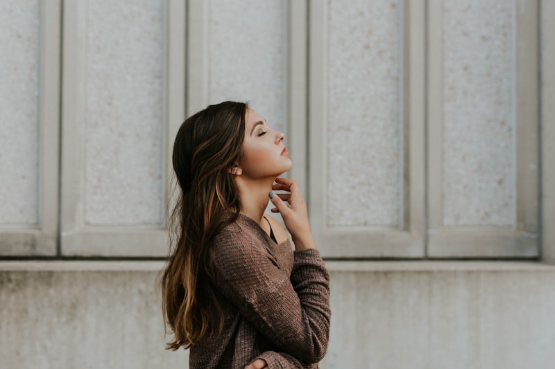 Side profile portrait of Lea-Jade in soft neutral tones.